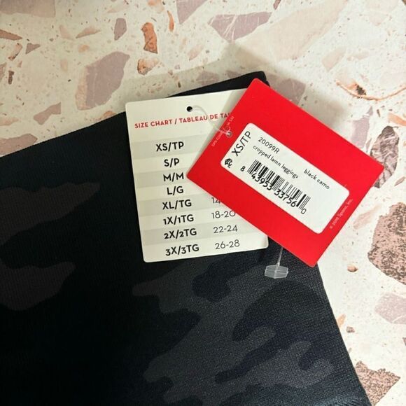 Spanx Look at Me Now Seamless Leggings Cropped
Black Camo size XS new - Picture 9 of 11